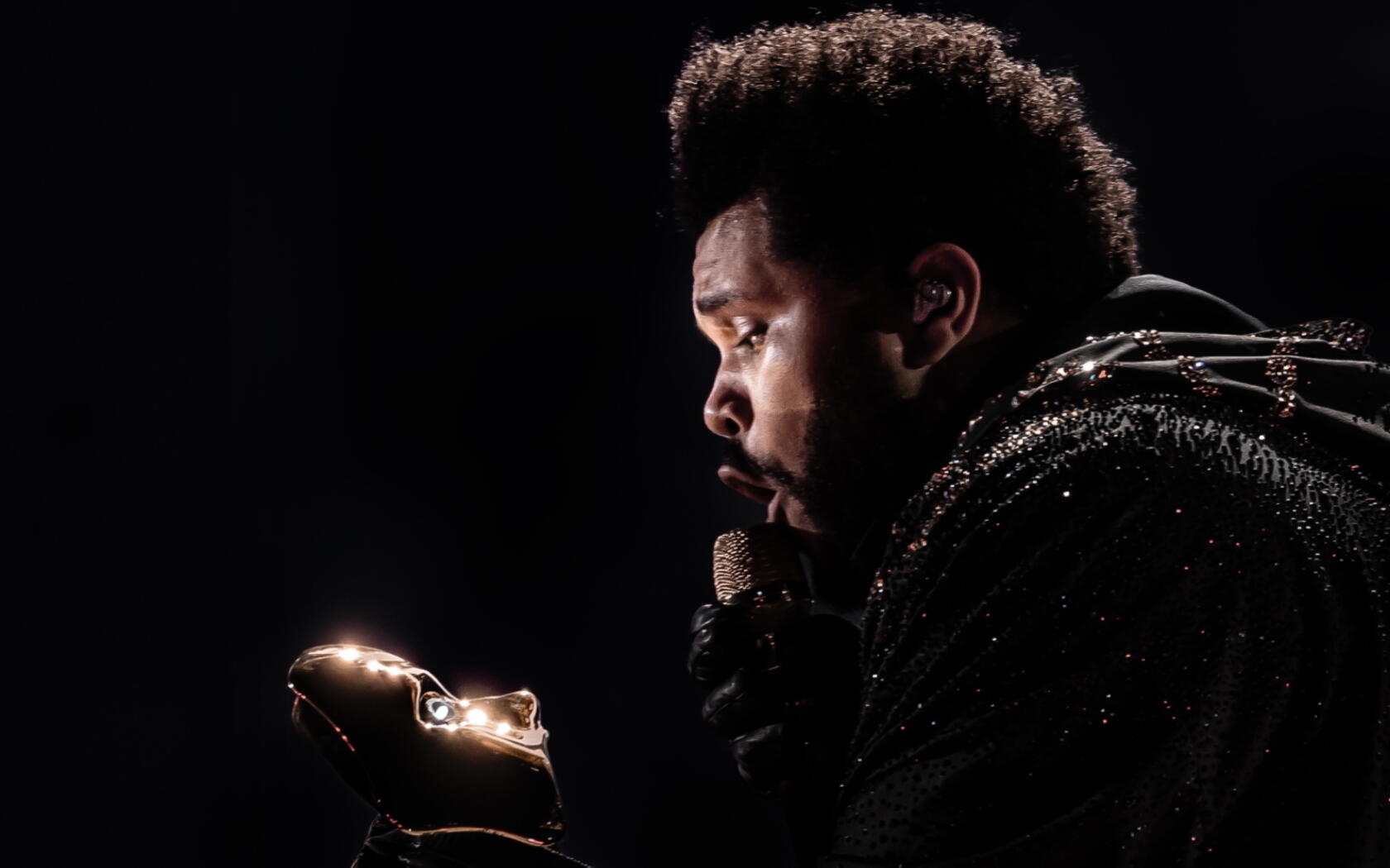 The Weeknd neemt het podium van de Johan Cruijff ArenA